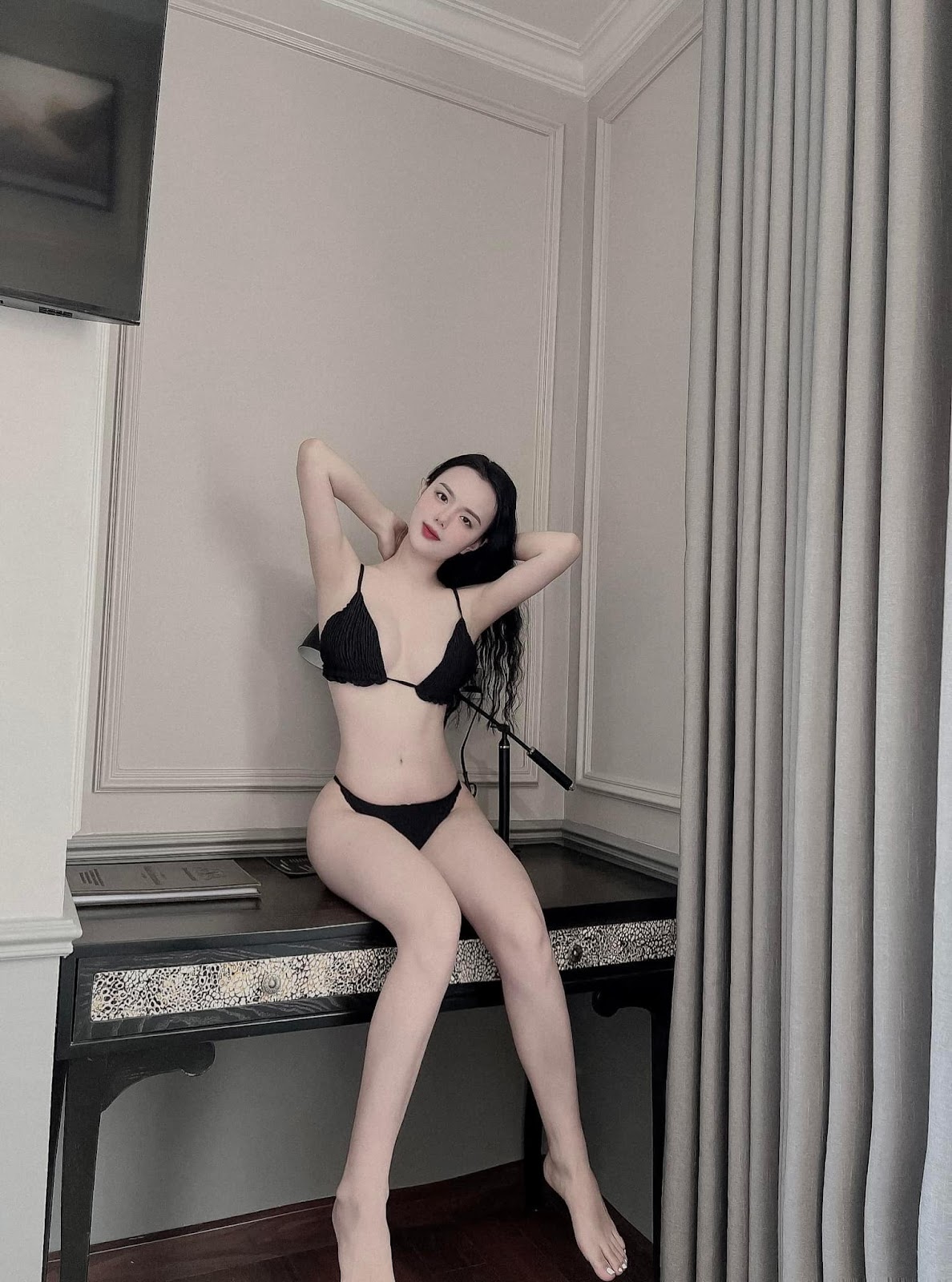 anh-co-giao-huong-mac-bikini-tao-dang-khieu-goi
