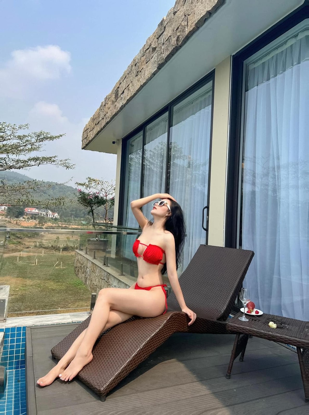 anh-co-giao-huong-mac-bikini-tao-dang-khieu-goi-khoe-hang