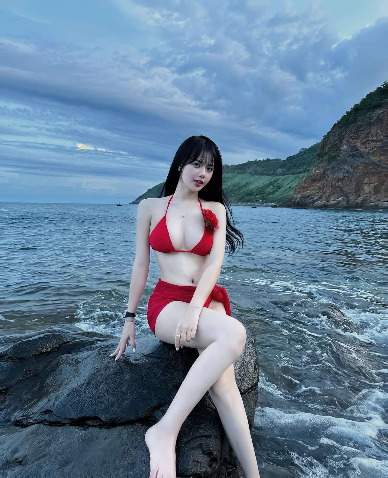 anh-co-giao-huong-mac-bikini-khoe-vu-to-cuc-mup