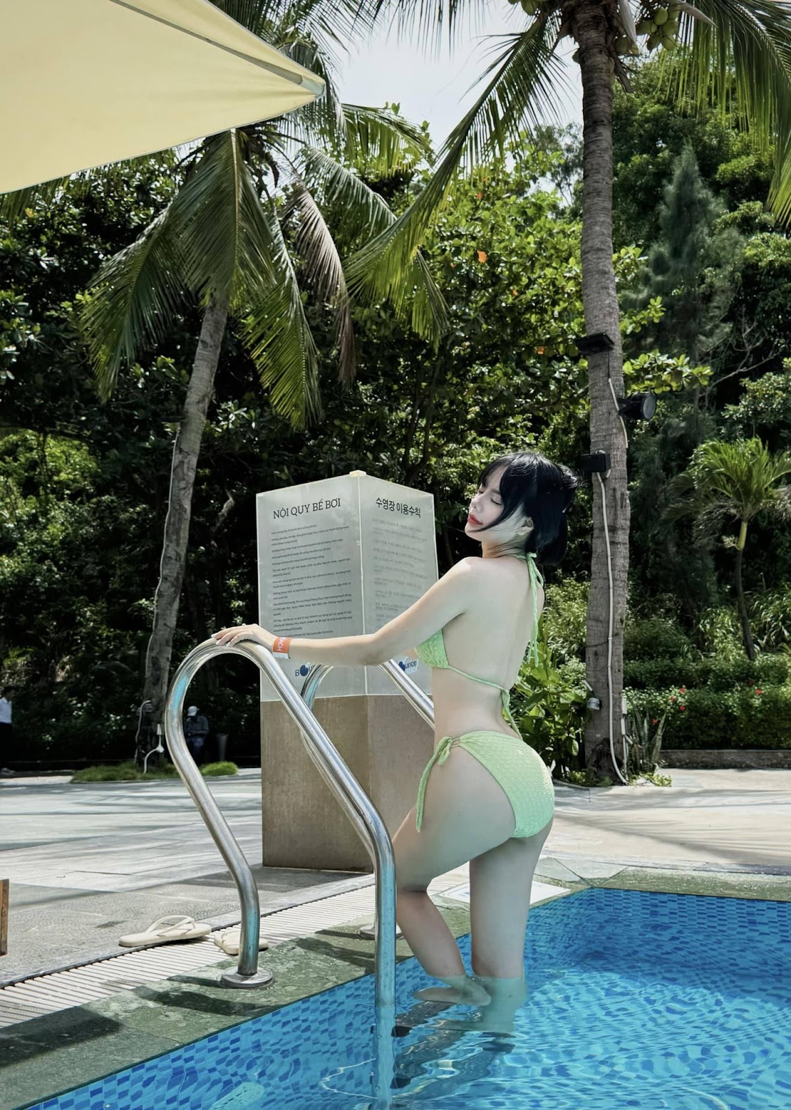 anh-co-giao-huong-mac-bikini-khoe-mong-to-tron-cuc-ngon