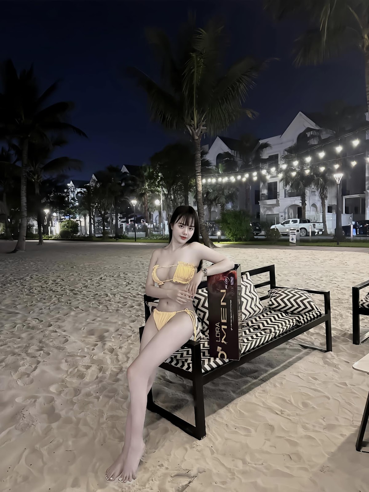 anh-co-giao-huong-mac-bikini-lot-khe-chup-hinh-goi-cam