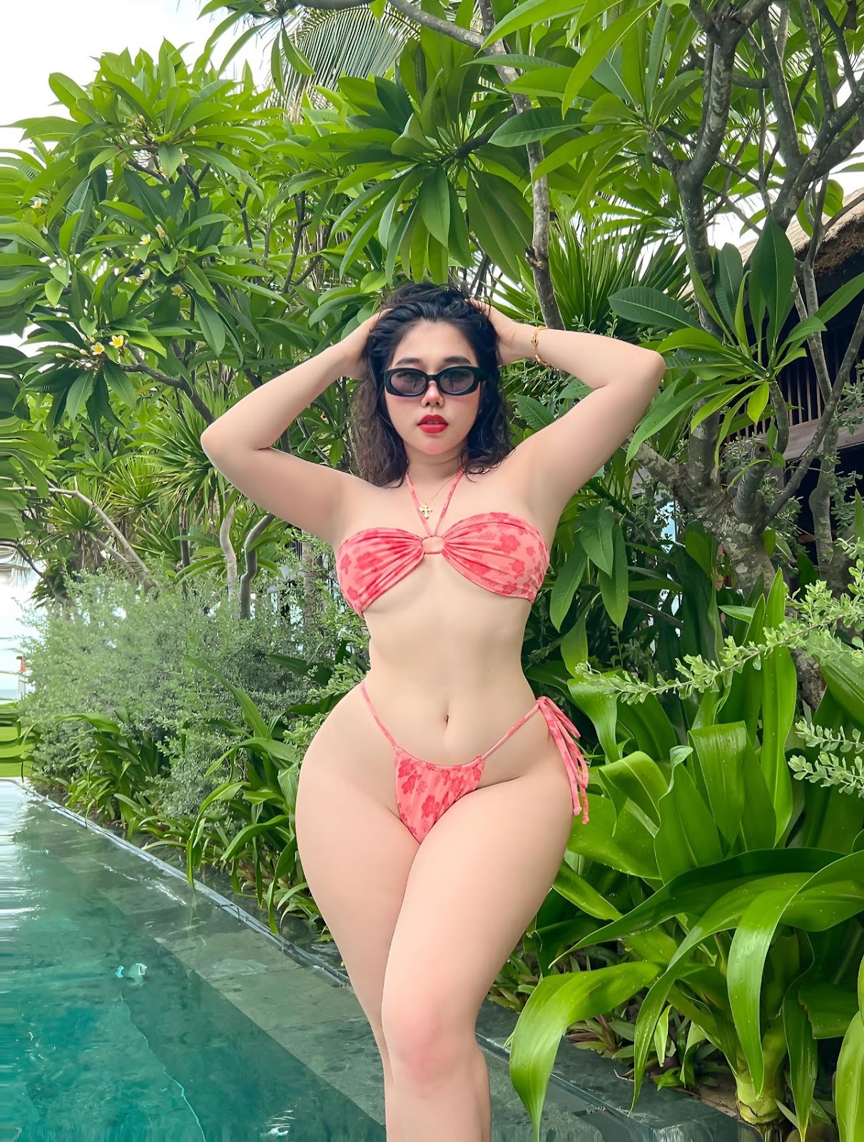 anh-kieu-diem-mac-bikini-lot-khe-show-hang-cuc-ngon