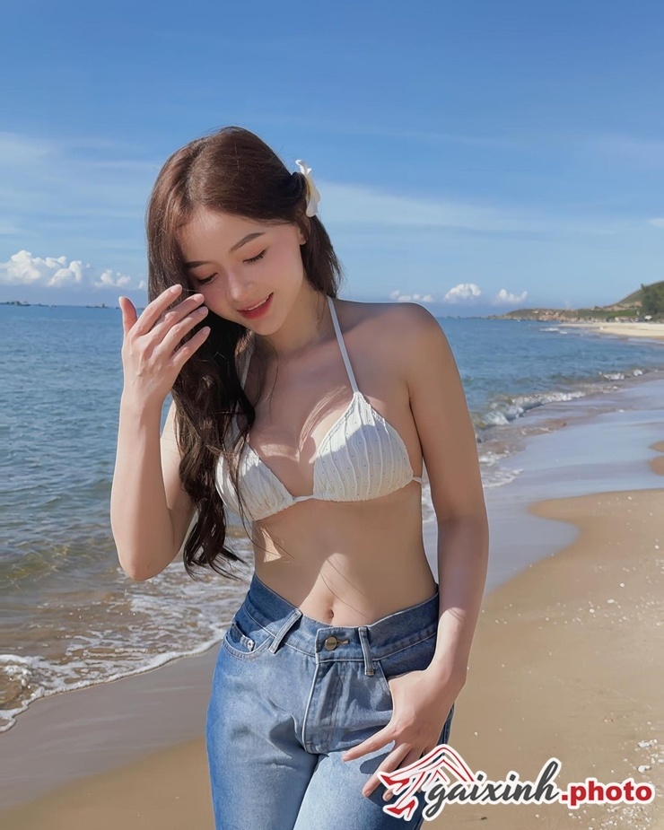 le ly lan huong mac bikini